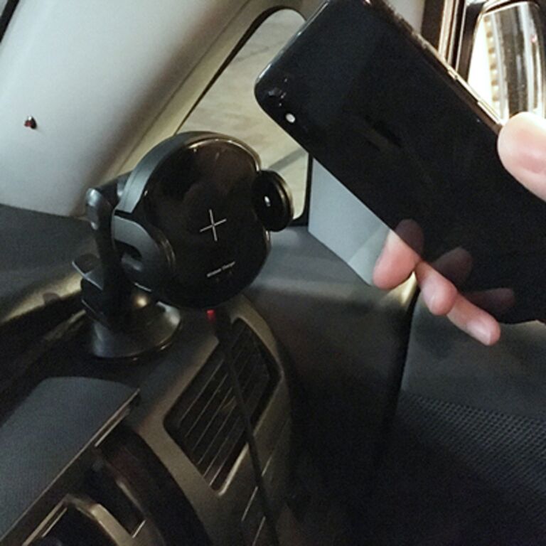 車で使える Iphoneを近づけると自動開閉してワイヤレス充電できる 15w出力オートワイヤレス充電器 が神ってる Appbank Store