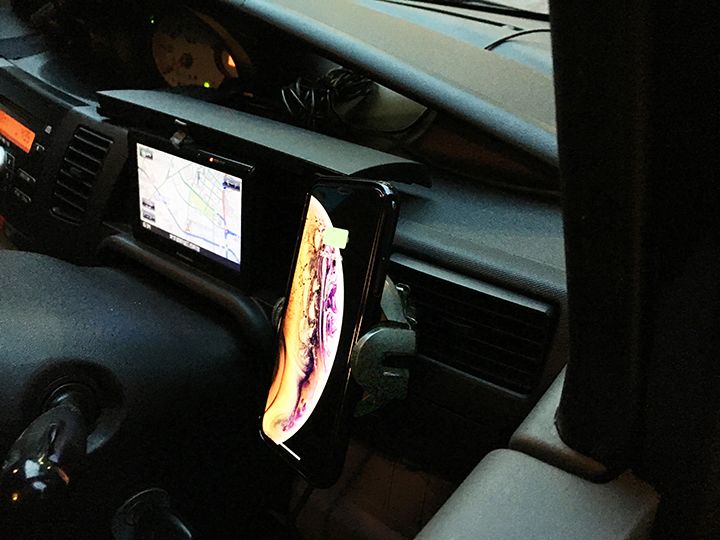 車で使える！iPhoneを近づけると自動開閉してワイヤレス充電できる