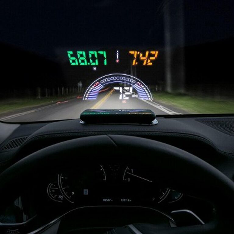 車のフロントガラスに時速やエンジン回転数などを表示するヘッドアップディスプレー Scosche でわき見運転を防止 Appbank Store