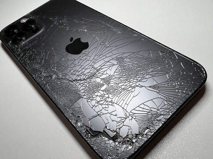 画面が割れたらシンプルに病むので、iPhone 13 Proに屈強なガラス