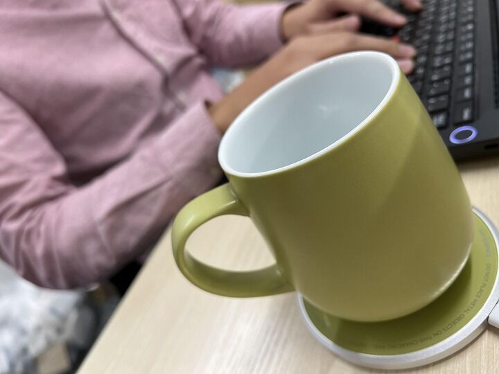 55℃に保温し続けるマグカップ＆コースター「Ui Mug(ウィマグ)」。実は