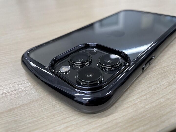 くびれたラインが手にフィット。360度フルカバーiPhoneケース「iSense