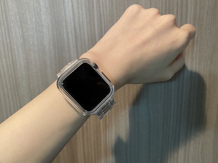 手元から涼しく！「クリアチェーンApple Watchバンド」なら汗蒸れ回避