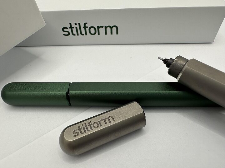 究極にミニマルなメタルボディ。水性ボールペン「stilform ARC