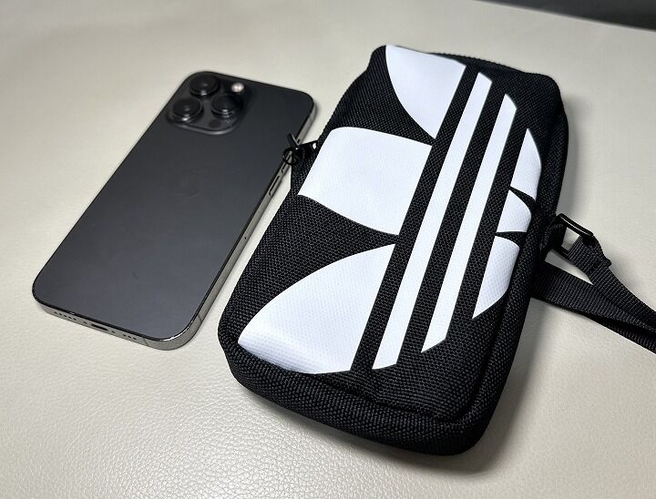 adidas Originals、薄型スマホポーチが手ぶらのお出かけにドンピシャ