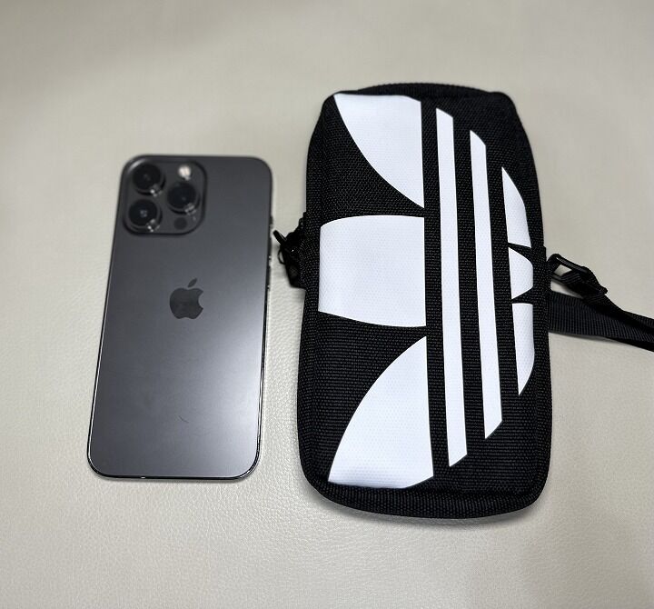 adidas Originals、薄型スマホポーチが手ぶらのお出かけにドンピシャ